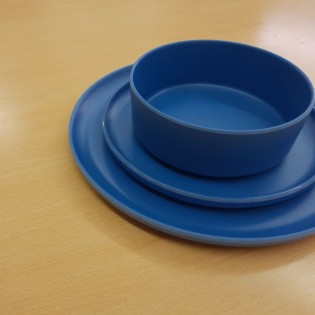 PLATO PLAYO 27 CM BORDE AZUL MATE 2