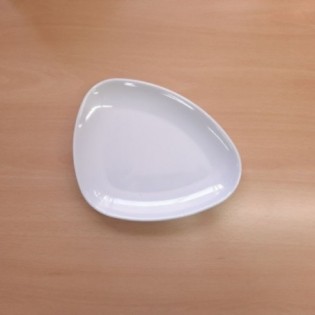 PLATO TRIANGULAR BLANCO 19 x 15,5 CM