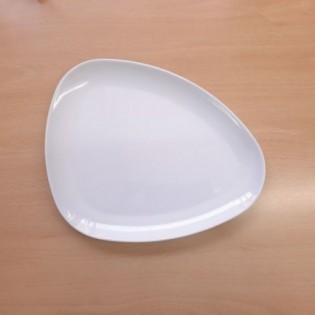 PLATO TRIANGULAR BLANCO 29 x 23 CM