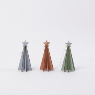 COLGANTE PINO MAD. 8 CARAS. 3 COLORES. 12 X 5,5 CM