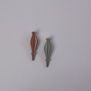 COLGANTE GOTA MAD.12 CARAS. BICOLOR. 2 COL. 6 X 15 CM