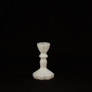PORTAVELAS VIDRIO FACETADO. BLANCO 11 X 7 CM.